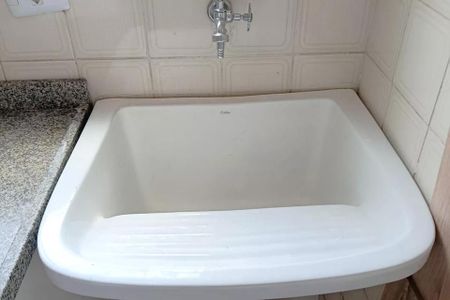 Apartamento à venda com 50m², 1 quarto e 1 vagaBanheiro com pia branca e mosaico branco no fundo.