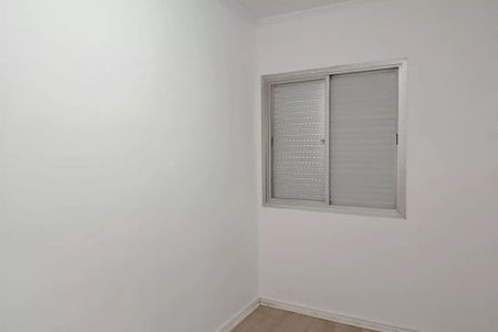 Apartamento à venda com 50m², 1 quarto e 1 vagaJanela com persianas de madeira em um quarto branco e iluminado.