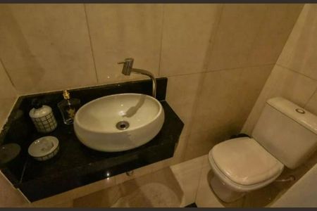 Casa à venda com 4 quartos, 240m² em Jardim Aeroporto, São Paulo