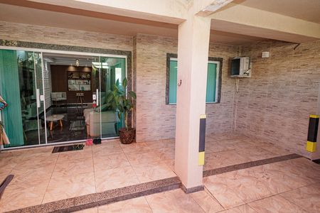 Casa à venda com 450m², 5 quartos e 1 vaga Casa à venda com 450m², 5 quartos e 1 vagaVaranda