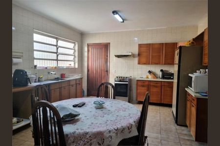 Casa de condomínio à venda com 214m², 3 quartos e 3 vagas