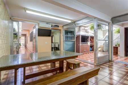 Casa à venda com 234m², 3 quartos e 4 vagas