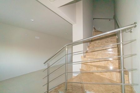 Casa para alugar com 120m², 2 quartos e 2 vagas Casa para alugar com 120m², 2 quartos e 2 vagasEscada de acesso aos dormitórios