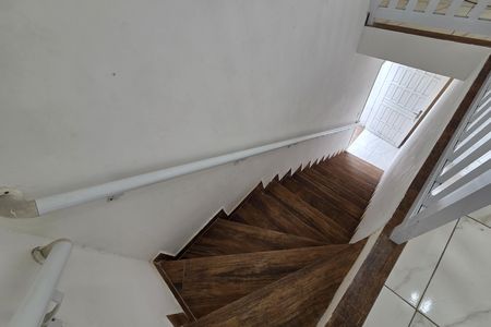 Casa de condomínio para alugar com 65m², 2 quartos e 1 vaga Casa de condomínio para alugar com 65m², 2 quartos e 1 vagaEscada
