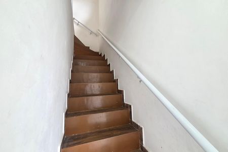 Casa de condomínio para alugar com 65m², 2 quartos e 1 vaga Casa de condomínio para alugar com 65m², 2 quartos e 1 vagaEscada