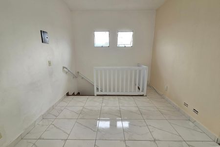 Sala de casa de condomínio para alugar com 2 quartos, 65m² em Maracanã, Praia Grande