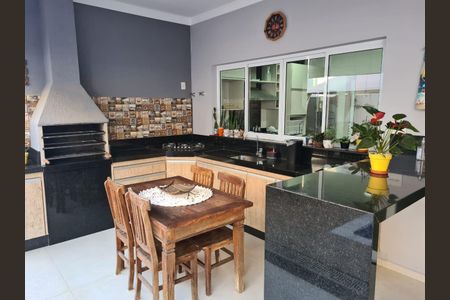 Casa à venda com 3 quartos, 249m² em Colina dos Pinheiros, Valinhos