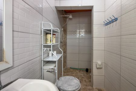 Casa para alugar com 100m², 2 quartos e 1 vaga Casa para alugar com 100m², 2 quartos e 1 vagaBanheiro da Suíte 1