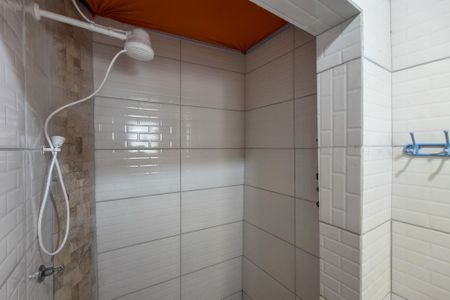 Casa para alugar com 100m², 2 quartos e 1 vaga Casa para alugar com 100m², 2 quartos e 1 vagaBanheiro da Suíte 1