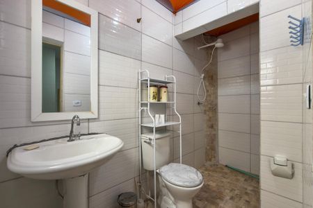 Casa para alugar com 100m², 2 quartos e 1 vaga Casa para alugar com 100m², 2 quartos e 1 vagaBanheiro da Suíte 1