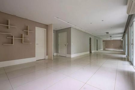 Sala de estar com paredes cinza e brancas, piso de porcelanato e iluminação adequada. de apartamento à venda com 6 quartos, 152m² em Jardins, São Paulo