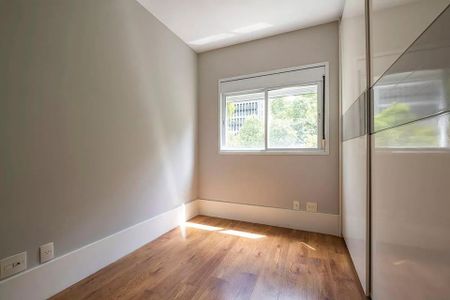 Quarto com piso de madeira e janela com vista para a rua. de apartamento à venda com 6 quartos, 152m² em Jardins, São Paulo