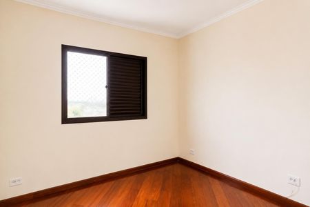 Janela com persianas de madeira em uma sala com piso de madeira e parede branca. de apartamento à venda com 3 quartos, 80m² em Parque Sao Domingos, São Paulo