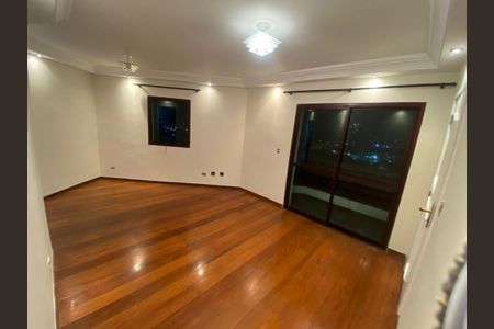 Sala com piso de madeira e janela com vista para a cidade. de apartamento à venda com 3 quartos, 80m² em Parque Sao Domingos, São Paulo