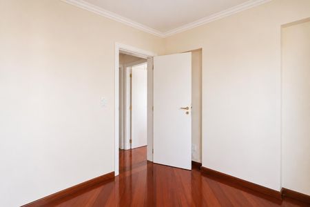 Parede branca e piso de madeira, com portas brancas e fechaduras de ouro. de apartamento à venda com 3 quartos, 80m² em Parque Sao Domingos, São Paulo