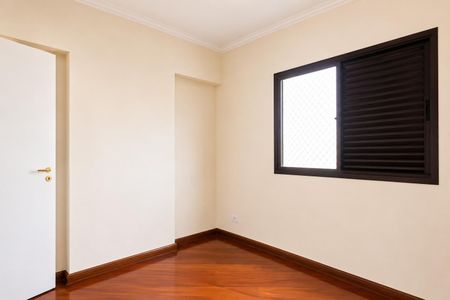 Quarto com porta e janela, piso de madeira e iluminação natural. de apartamento à venda com 3 quartos, 80m² em Parque Sao Domingos, São Paulo