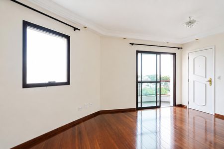 Sala de estar com vista para a cidade, com móveis simples e iluminação natural. de apartamento à venda com 3 quartos, 80m² em Parque Sao Domingos, São Paulo