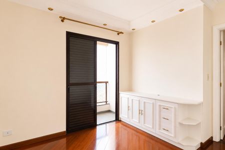 Quarto com móveis brancos e madeira, com uma porta de vidro para a varanda. de apartamento à venda com 3 quartos, 80m² em Parque Sao Domingos, São Paulo