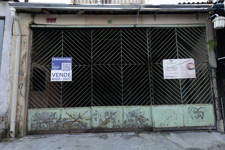 Casa à venda com 350m², 2 quartos e 2 vagasPlaca grande instalada no portão do imóvel no dia 13.06.2026 - Código da placa: WYNY-777