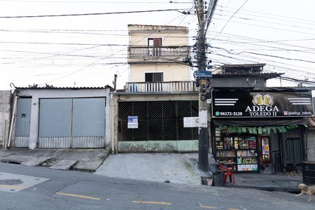Casa à venda com 350m², 2 quartos e 2 vagasFachada do imóvel - Placa grande instalada no portão do imóvel no dia 13.06.2026 - Código da placa: WYNY-777