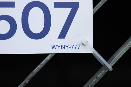Casa à venda com 350m², 2 quartos e 2 vagasPlaca grande instalada no portão do imóvel no dia 13.06.2026 - Código da placa: WYNY-777