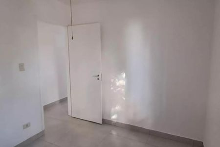 Porta branca com fechadura e chave, iluminada por luz natural. de apartamento à venda com 3 quartos, 73m² em Rio Pequeno, São Paulo