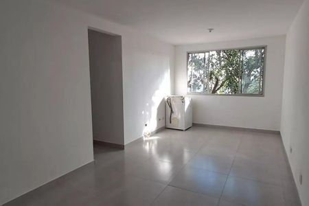 Sala com janela e porta, com iluminação natural e piso de cerâmica. de apartamento à venda com 3 quartos, 73m² em Rio Pequeno, São Paulo