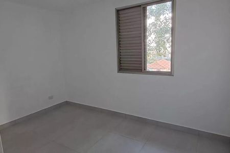 Janela com persianas de madeira, vista para o quintal com árvores e telhado vermelho. de apartamento à venda com 3 quartos, 73m² em Rio Pequeno, São Paulo