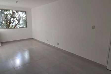 Sala com janela grande e piso de porcelanato, iluminada por luz natural e com acabamento de gesso. de apartamento à venda com 3 quartos, 73m² em Rio Pequeno, São Paulo