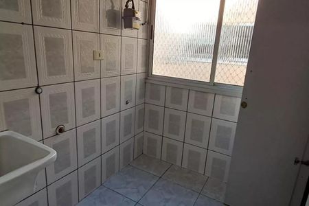Banheiro com piso de azulejos, teto de gesso e iluminação natural por janela. de apartamento à venda com 3 quartos, 73m² em Rio Pequeno, São Paulo