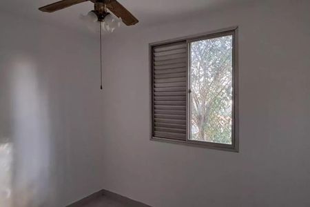 Janela com persianas e vista para o quintal, com iluminação natural e boa qualidade de iluminação. de apartamento à venda com 3 quartos, 73m² em Rio Pequeno, São Paulo