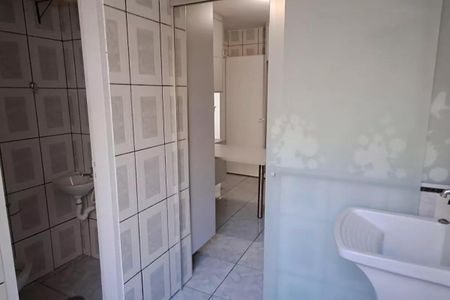 Banheiro com piso de azulejos, vaso sanitário e lavatório, com iluminação adequada. de apartamento à venda com 3 quartos, 73m² em Rio Pequeno, São Paulo