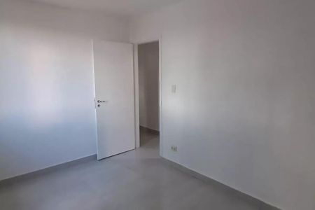 Quarto com porta e parede branca, piso cinza e iluminação natural. de apartamento à venda com 3 quartos, 73m² em Rio Pequeno, São Paulo