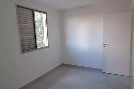 Janela com persianas e vista para o jardim, em uma sala branca e iluminada. de apartamento à venda com 3 quartos, 73m² em Rio Pequeno, São Paulo