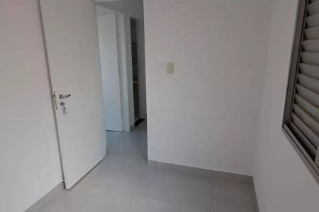 Parede branca com porta de madeira e fechadura de segurança, com janela com persianas de madeira. de apartamento à venda com 3 quartos, 73m² em Rio Pequeno, São Paulo