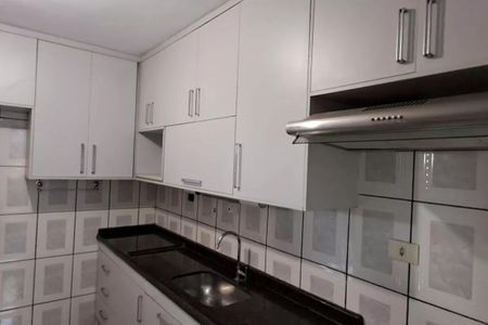 Cozinha com móveis brancos e azulejos brancos e cinza, com pia e fogão. de apartamento à venda com 3 quartos, 73m² em Rio Pequeno, São Paulo
