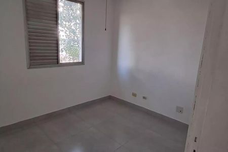 Janela com persianas e vista para árvore, iluminada por luz natural. de apartamento à venda com 3 quartos, 73m² em Rio Pequeno, São Paulo
