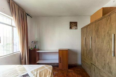 Quarto com cama, armário e mesa de trabalho, com vista para o jardim. de apartamento à venda com 1 quarto, 37m² em Santa Cecilia, São Paulo