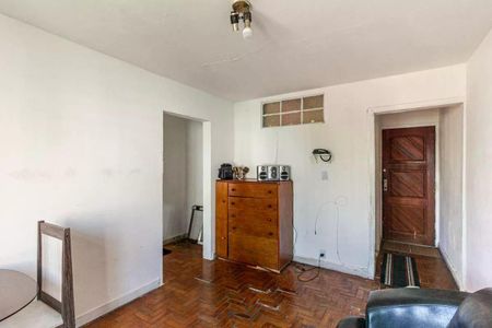 Sala com móveis simples e iluminação fraca, com piso de madeira e porta de entrada. de apartamento à venda com 1 quarto, 37m² em Santa Cecilia, São Paulo