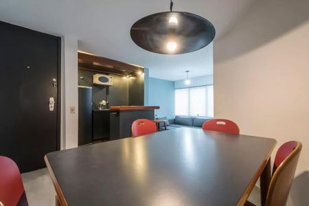 Apartamento à venda com 60m², 2 quartos e 1 vaga Apartamento à venda com 60m², 2 quartos e 1 vagaSala com mesa e cadeiras vermelhas, sofá azul e iluminação moderna.