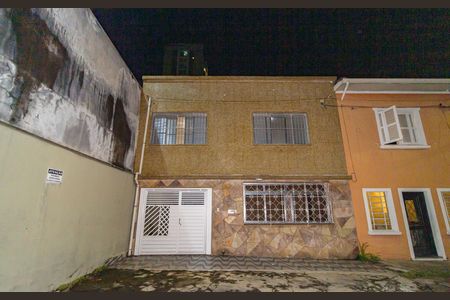 Casa de condomínio à venda com 168m², 3 quartos e 3 vagas Casa de condomínio à venda com 168m², 3 quartos e 3 vagasFachada
