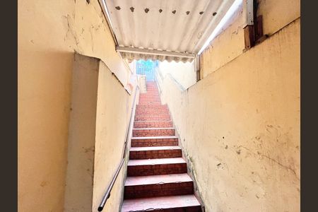 Casa para alugar com 50m², 2 quartos e sem vaga Casa para alugar com 50m², 2 quartos e sem vagaEscada