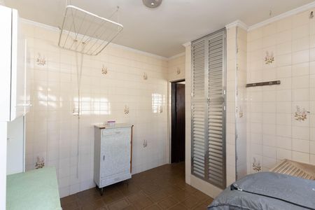 Casa à venda com 300m², 8 quartos e 2 vagas Casa à venda com 300m², 8 quartos e 2 vagasÁrea de Serviço casa 1