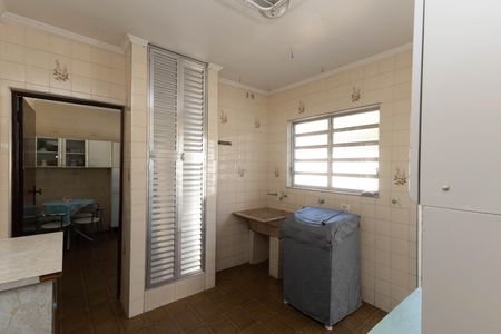Casa à venda com 300m², 8 quartos e 2 vagas Casa à venda com 300m², 8 quartos e 2 vagasÁrea de Serviço casa 1