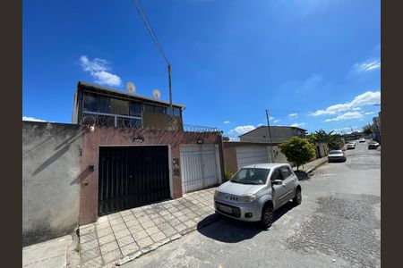 Casa à venda com 116m², 2 quartos e 1 vaga Casa à venda com 116m², 2 quartos e 1 vagaFachada