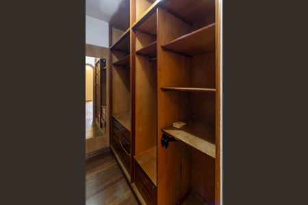 Apartamento à venda com 320m², 4 quartos e 4 vagas Apartamento à venda com 320m², 4 quartos e 4 vagasCloset Quarto 1 - Suíte 1