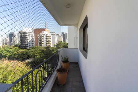 Apartamento à venda com 320m², 4 quartos e 4 vagas Apartamento à venda com 320m², 4 quartos e 4 vagasSala Varanda