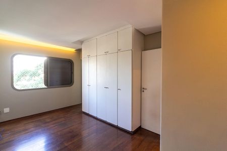 Apartamento à venda com 320m², 4 quartos e 4 vagas Apartamento à venda com 320m², 4 quartos e 4 vagasQuarto 2 - Suíte 2