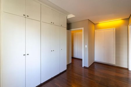 Apartamento à venda com 320m², 4 quartos e 4 vagas Apartamento à venda com 320m², 4 quartos e 4 vagasQuarto 2 - Suíte 2