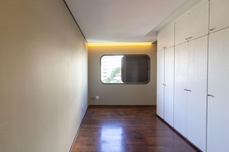 Apartamento à venda com 320m², 4 quartos e 4 vagas Apartamento à venda com 320m², 4 quartos e 4 vagasQuarto 2 - Suíte 2